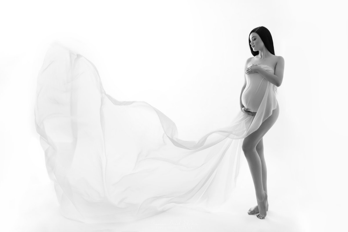 maternity photoshoot in Sydney nude artistic black and white