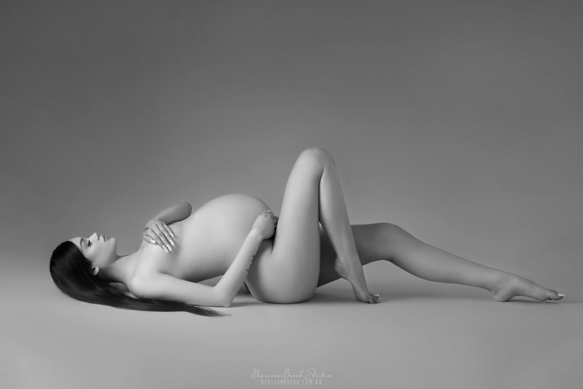 maternity photoshoot in Sydney nude artistic black and white